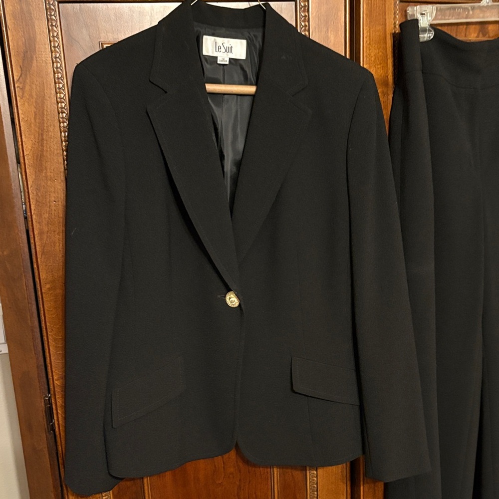 Le Suit Women's Black Blazer with Gold Button - Picture 10 of 10